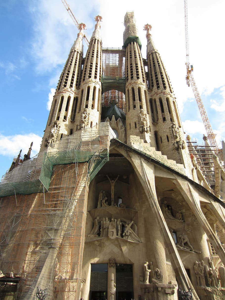 sagrada familia, church, gaudí, barcelona, architecture, built structure, low angle view, building exterior, sky, religion
