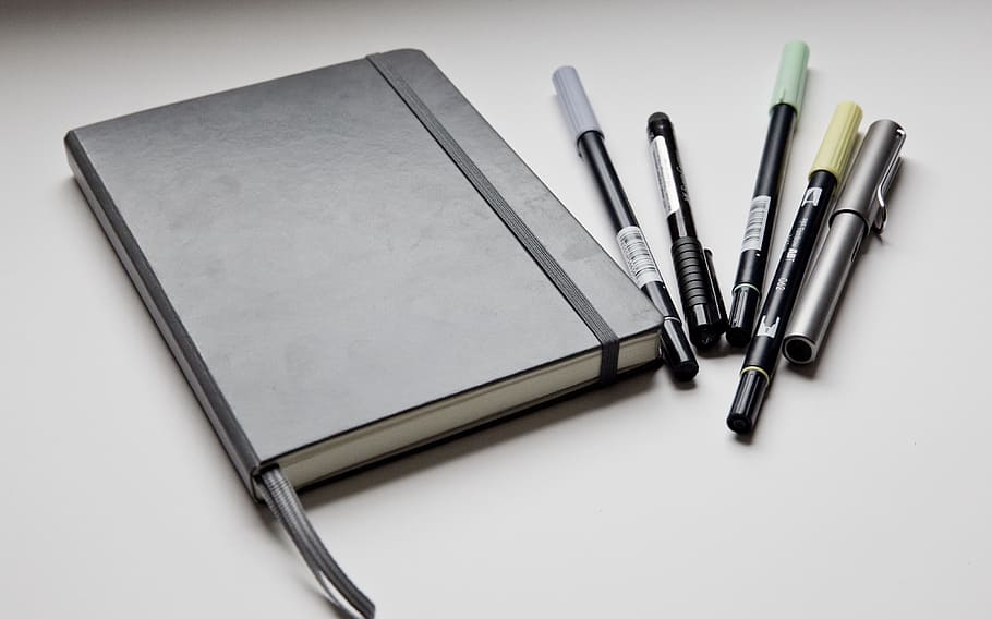 Negro, cuaderno de cuero, cinco, bolígrafos, bala, diario, cerrado, exterior, gris, tombow