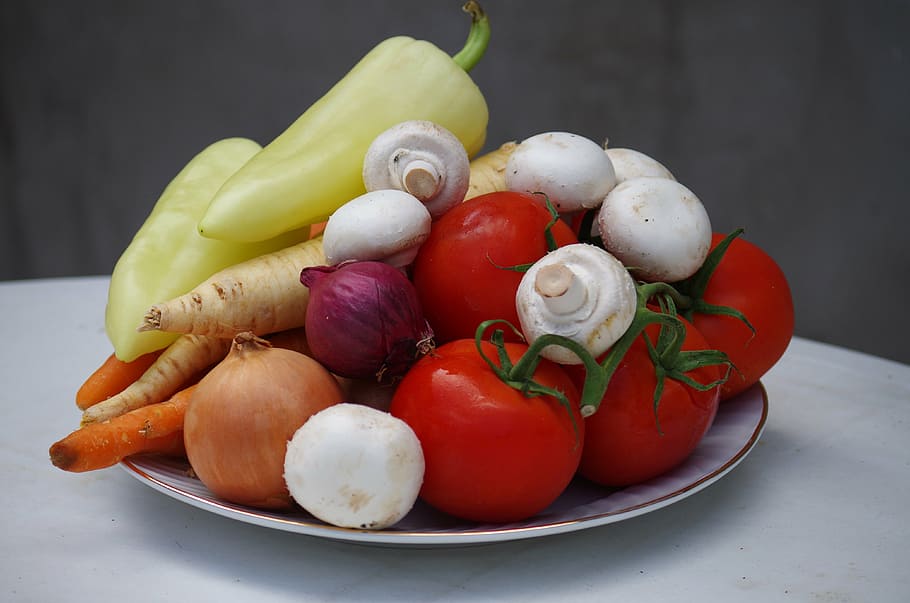 verduras, variadas, saludables, tomates, champiñones, pimentón, chirivías, cebollas, alimentos, vegetales