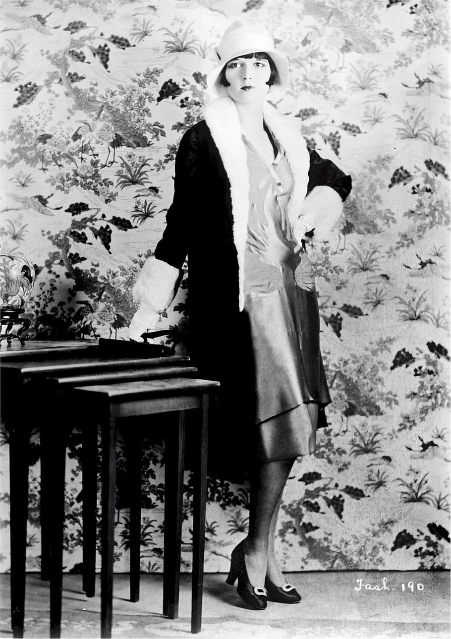 mulher, em pé, inclinando-se, mesa, Louise Brooks, americano, fêmea, dançarina, atriz, corte de cabelo cortado