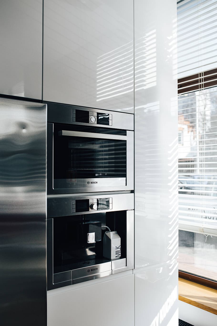 gris, blanco, moderno, contemporáneo, estilo, diseño, cocina, metálico, horno, refrigerador