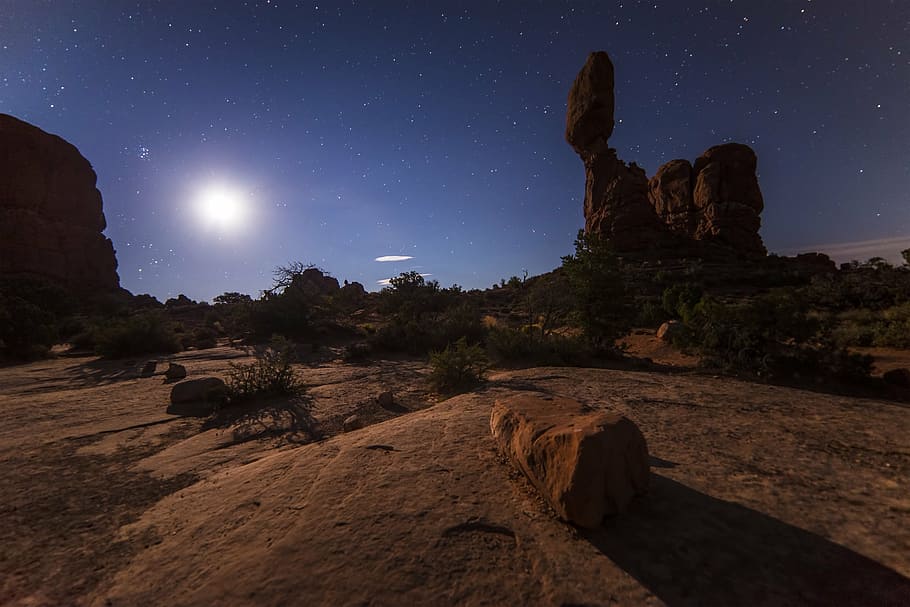 landscape photography, boulder, night, rock, desert, moonshine, full moon, moon, stars, sky