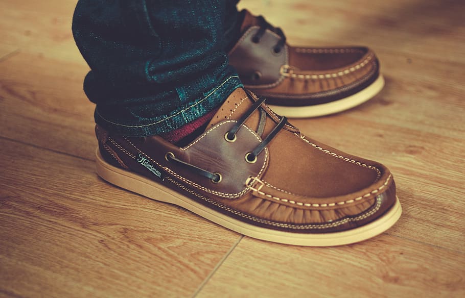 persona, vistiendo, par, marrón, zapatos de barco, en pie, de madera, piso, blanco, barco
