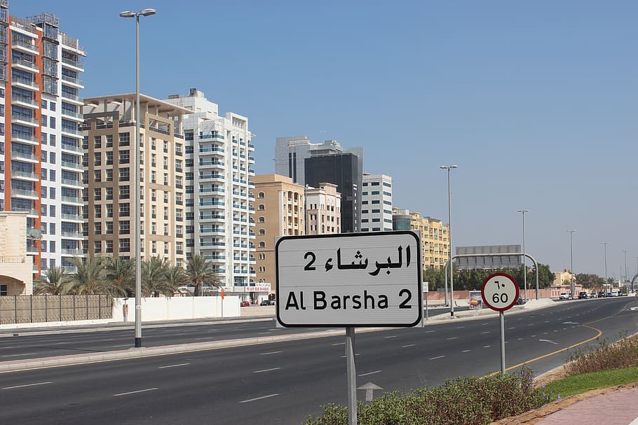 Dubai, ciudad, letrero, comunicación, señal de tráfico, texto, camino, arquitectura, símbolo, orientación