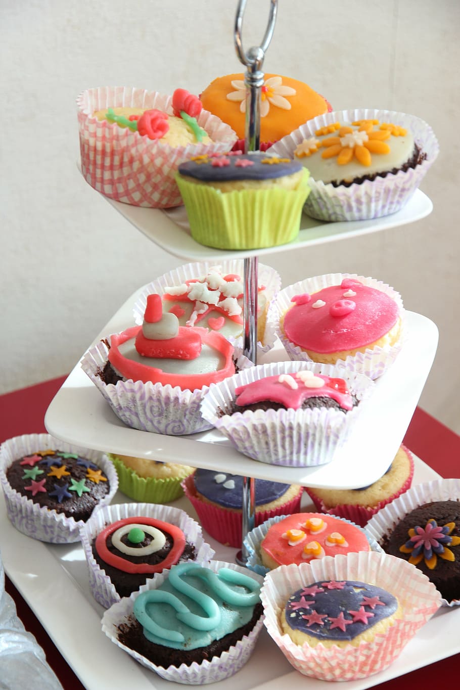 cupcake aneka warna, 3-tier, stand, rak, teh tinggi, cupcakes, manis, warna, makan permen, ulang tahun
