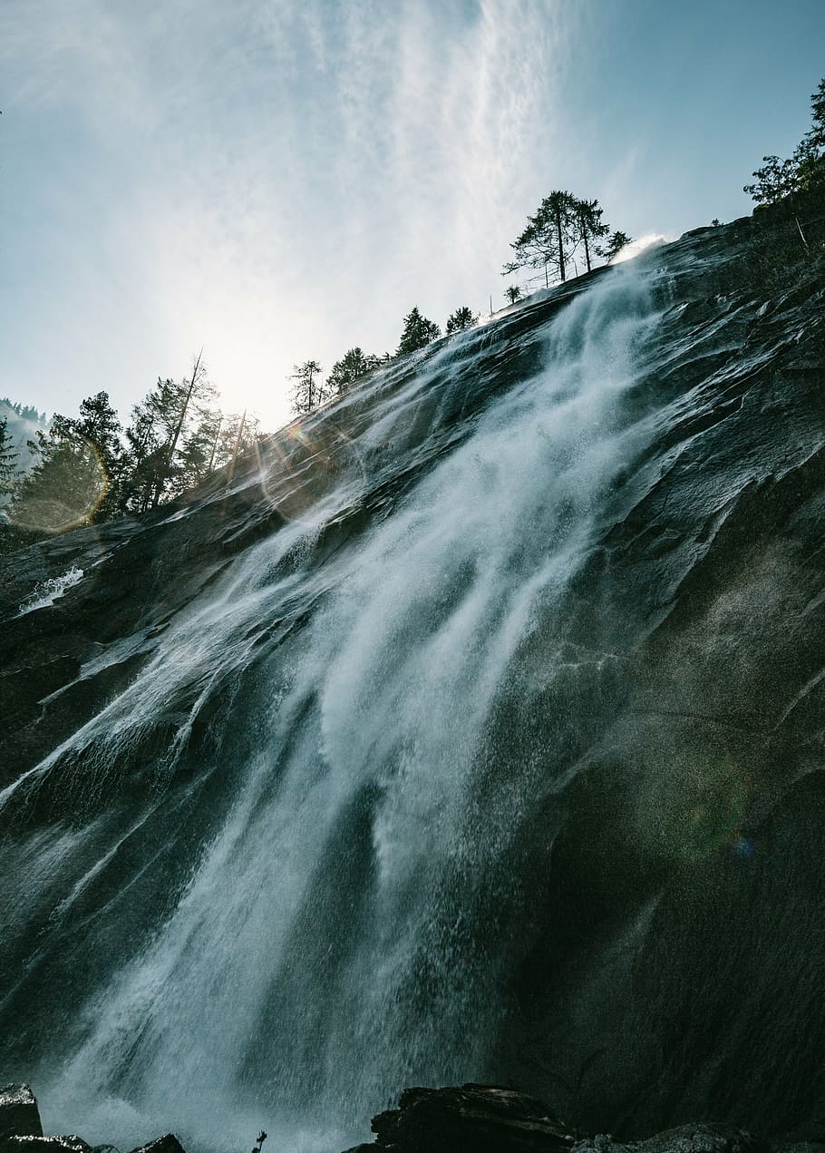 fotografía de cascadas, agua, caídas, salpicadura, río, rocas, montaña, árboles, viajes, aventura