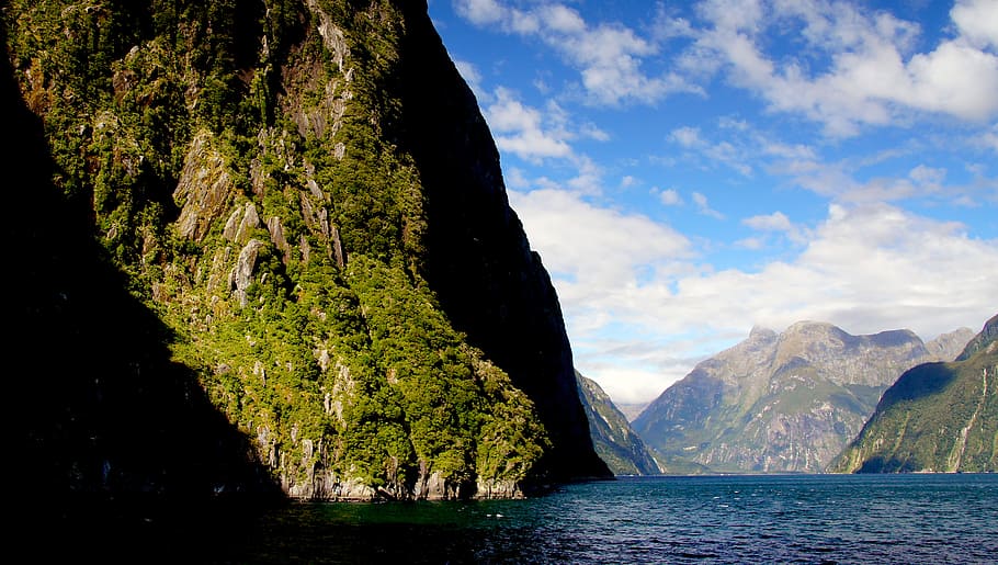 Parque Nacional de Fiordland, Nova Zelândia, ilhota verde, água, beleza na natureza, montanha, paisagens - natureza, nuvem - céu, céu, cena tranquila