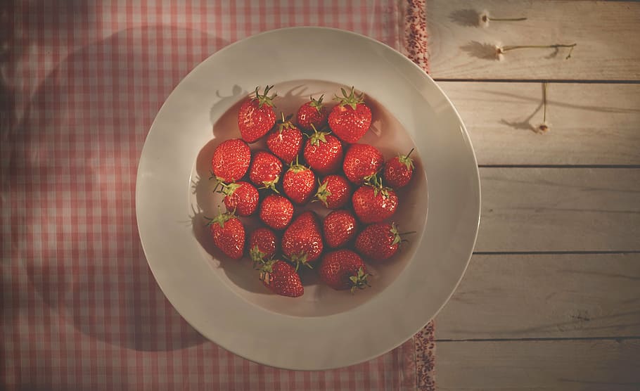 plate of strawberries, shallow, focus, photography, red, strawberries, plate, fruits, bowl, healthy