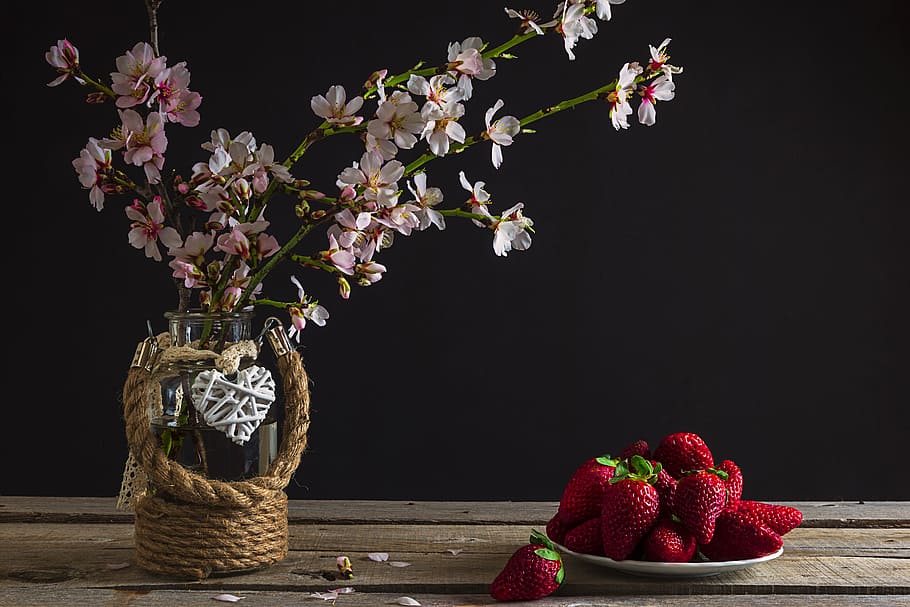 strawberries, plate, pink, flowers, bodegones, still life, rustic, color, spring, leaves
