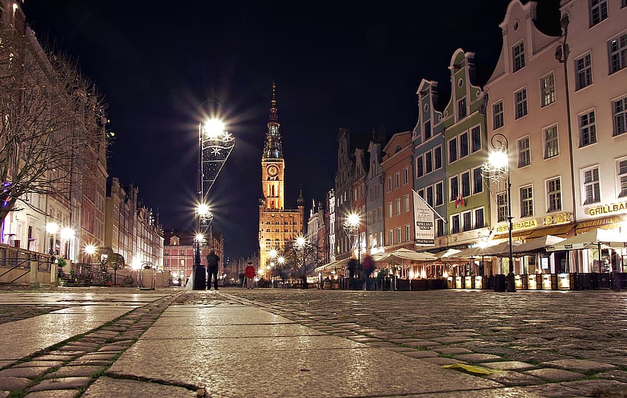 gdańsk, pasar panjang, jalan, balai kota, kota tua, townhouse, trotoar, malam, cahaya, restoran