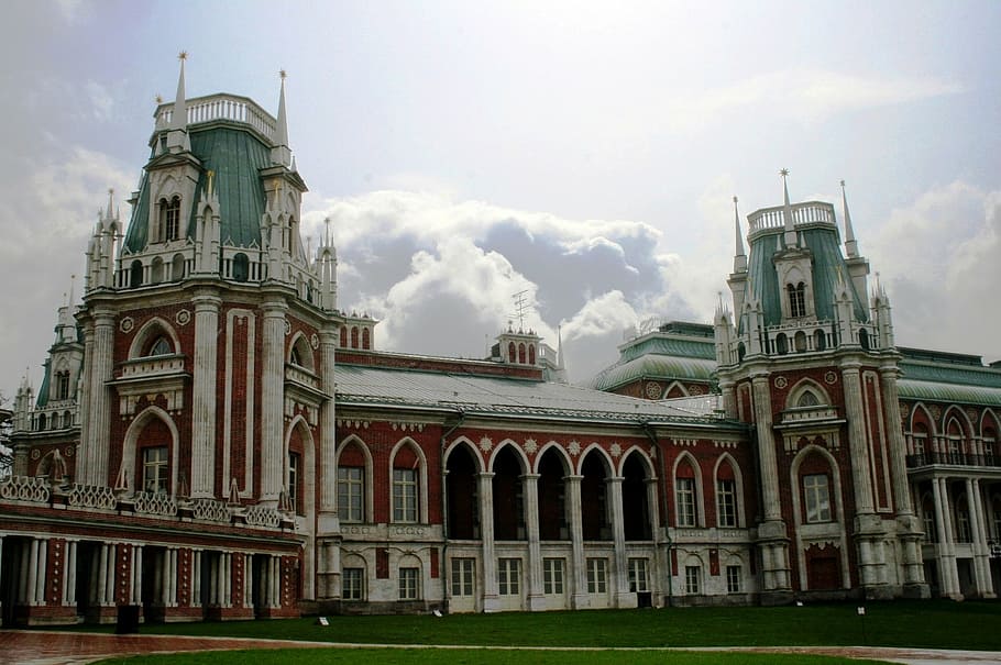 palacio, edificio, gótico, ecléctico, arquitectura, techos verdes, rojo, paredes, adornado, nubes