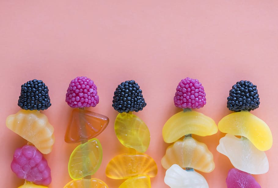 fotografía de flatlay, caramelos de frutas, escritorio, comida, dulce, color, aéreo, surtido, fondo, bombón