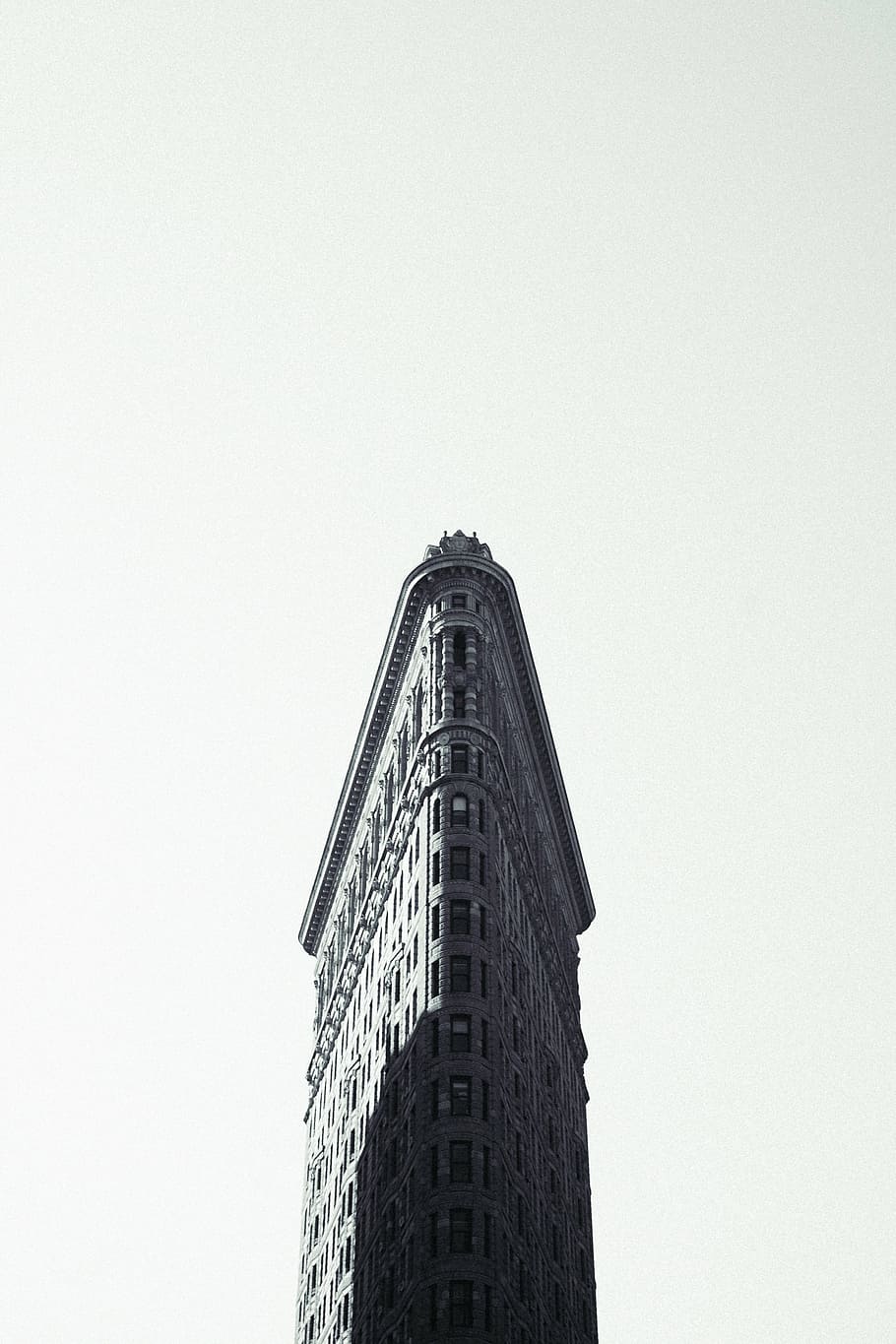 foto en escala de grises, concreto, edificio, arquitectura, infraestructura, punto de referencia, blanco y negro, cielo, nadie, estructura construida