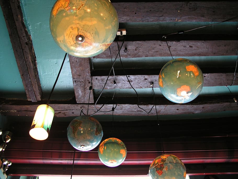 Techo de globo, candelabros, Francia, bistro, equipo de iluminación, vista de ángulo bajo, iluminado, sin gente, bombilla, colgando
