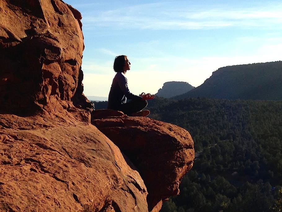 persona, meditando, marrón, formación rocosa, pacífico, yoga, meditación, estilo de vida, paz, pose