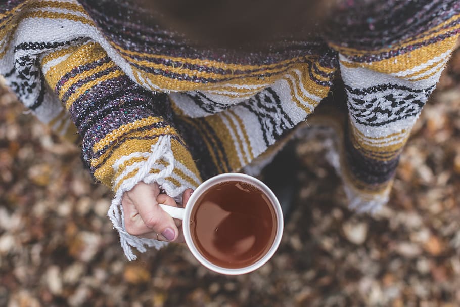 xícara, chá, mulher, suéter, camisa, lã, quente, frio, vista alta, close-up