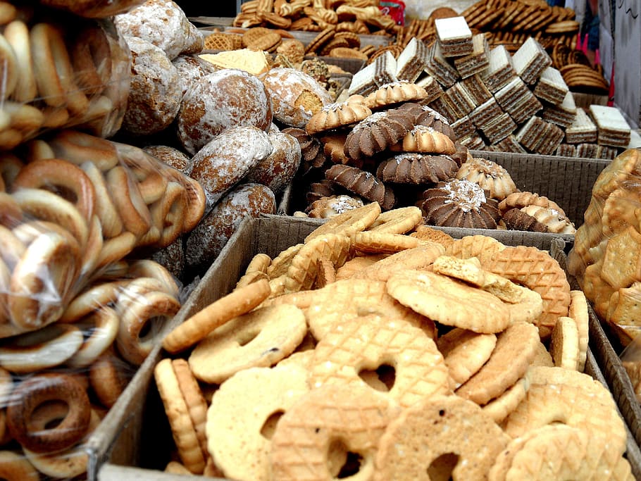 tray of crackers, foods, biscuits, food, biscuit, background, sweet biscuits, sweet, food and drink, large group of objects