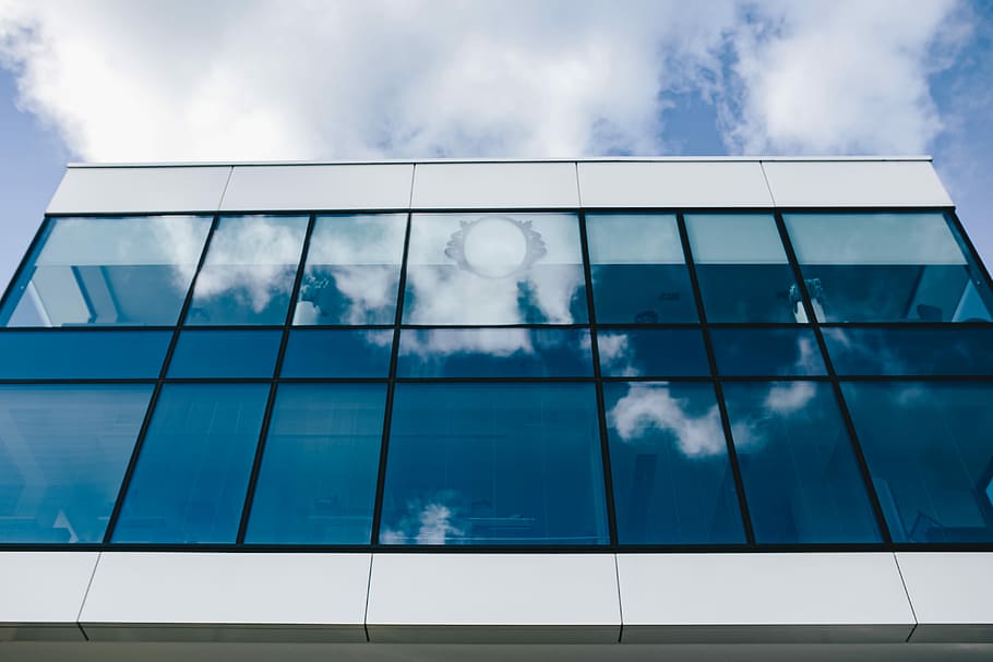 janelas do prédio de escritórios, azul, céu, prédio de escritórios, janelas, céu azul, escritório, moderno, arquitetura, edifícios