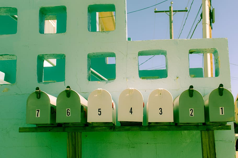 白, 緑, 金属製メールボックスディスプレイ, メールボックス, 黄色, 数字, 文字, 壁, ボトル, 緑色