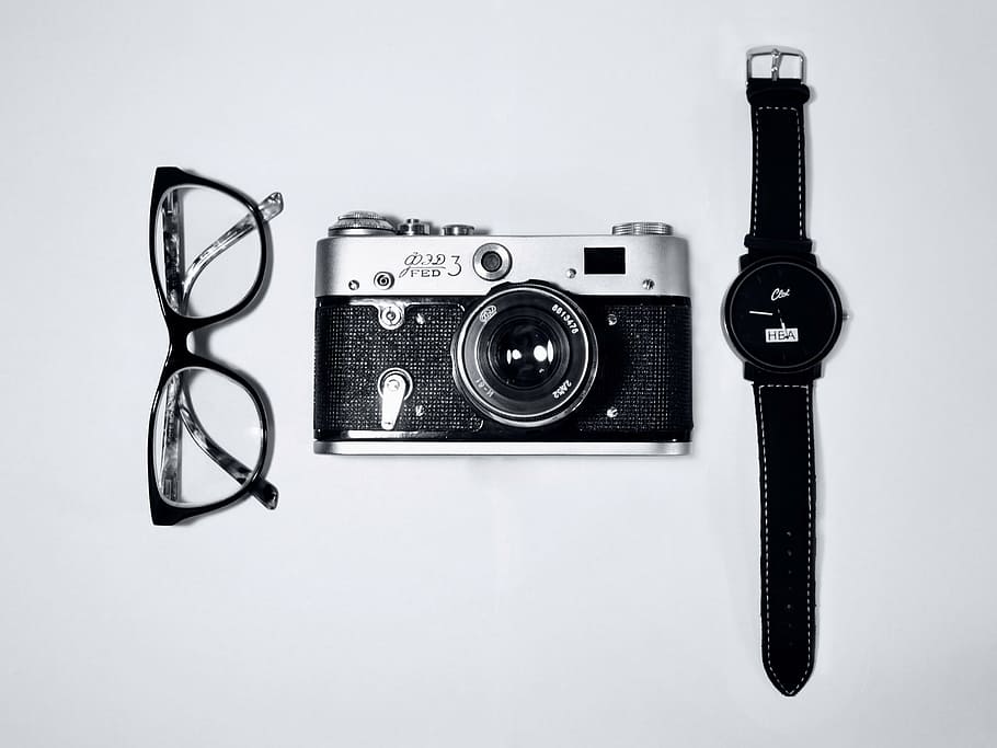 cinza, preto, câmera milc, ao lado, relógio, óculos, branco, fundo, quadro, terra