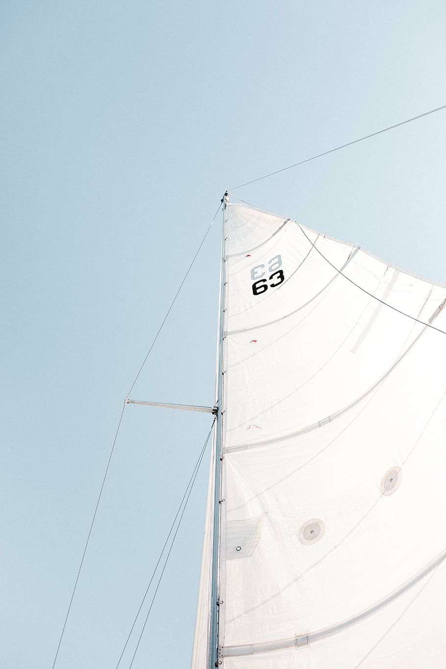 foto de ángulo bajo, blanco, barco, vela, bandera, mar, velero, embarcación náutica, deporte, cielo