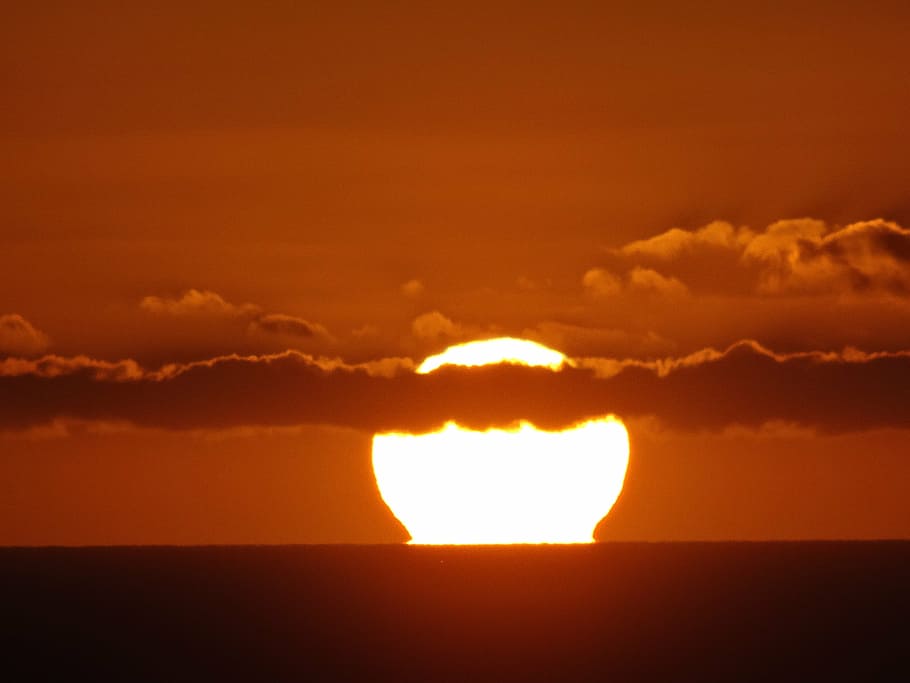 photographed of sunset, sun, fireball, sunset sea, evening sky, abendstimmung, evening sun, red, clouds, tele