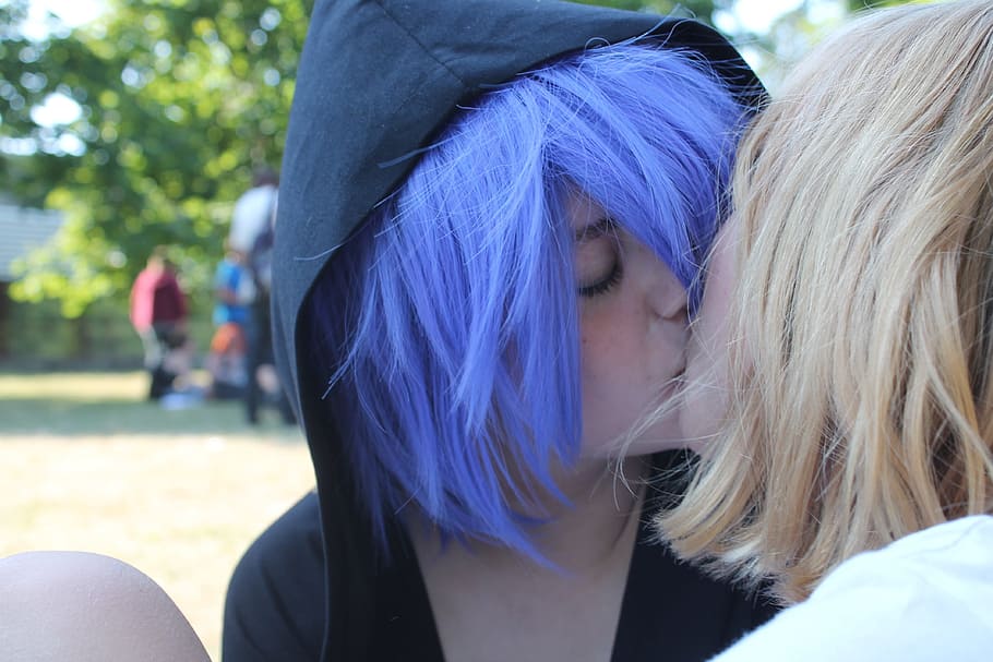 two, female, cosplayer, kissing, wearing, black, hoodie, gay, pair, love