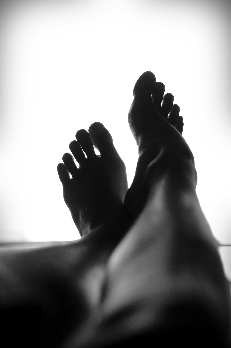 preto, branco, sombra, pés, pernas, parte do corpo humano, parte do corpo, uma pessoa, descalço, pessoas reais