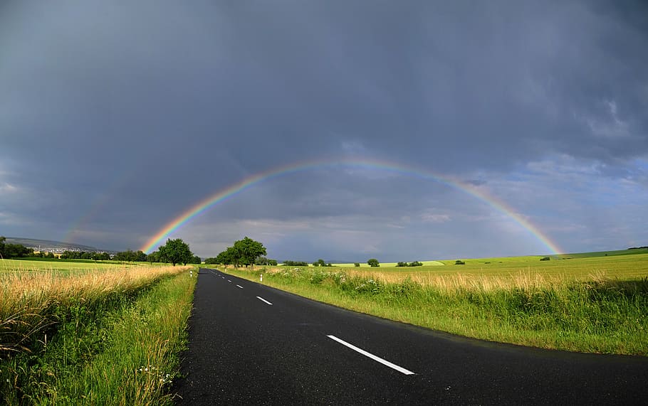 arco iris, verde, campo, durante el día, camino, carretera, cielo, paisaje, horizonte, nubes