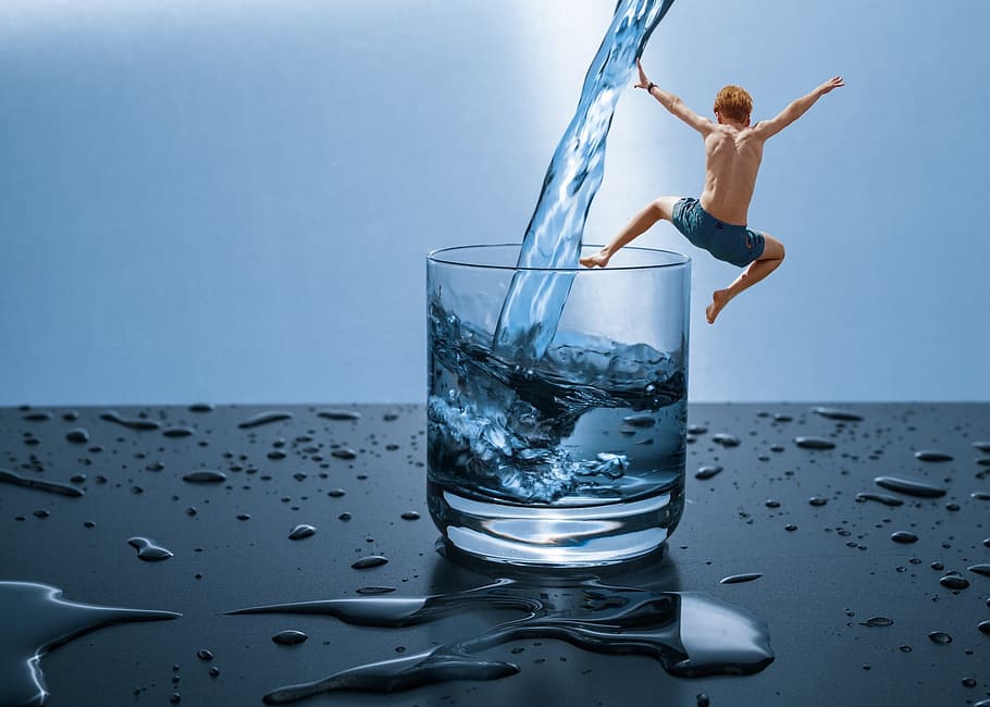 hombre, saltando, claro, vaso de roca, lleno, agua i, agua, salto, refresco, niños