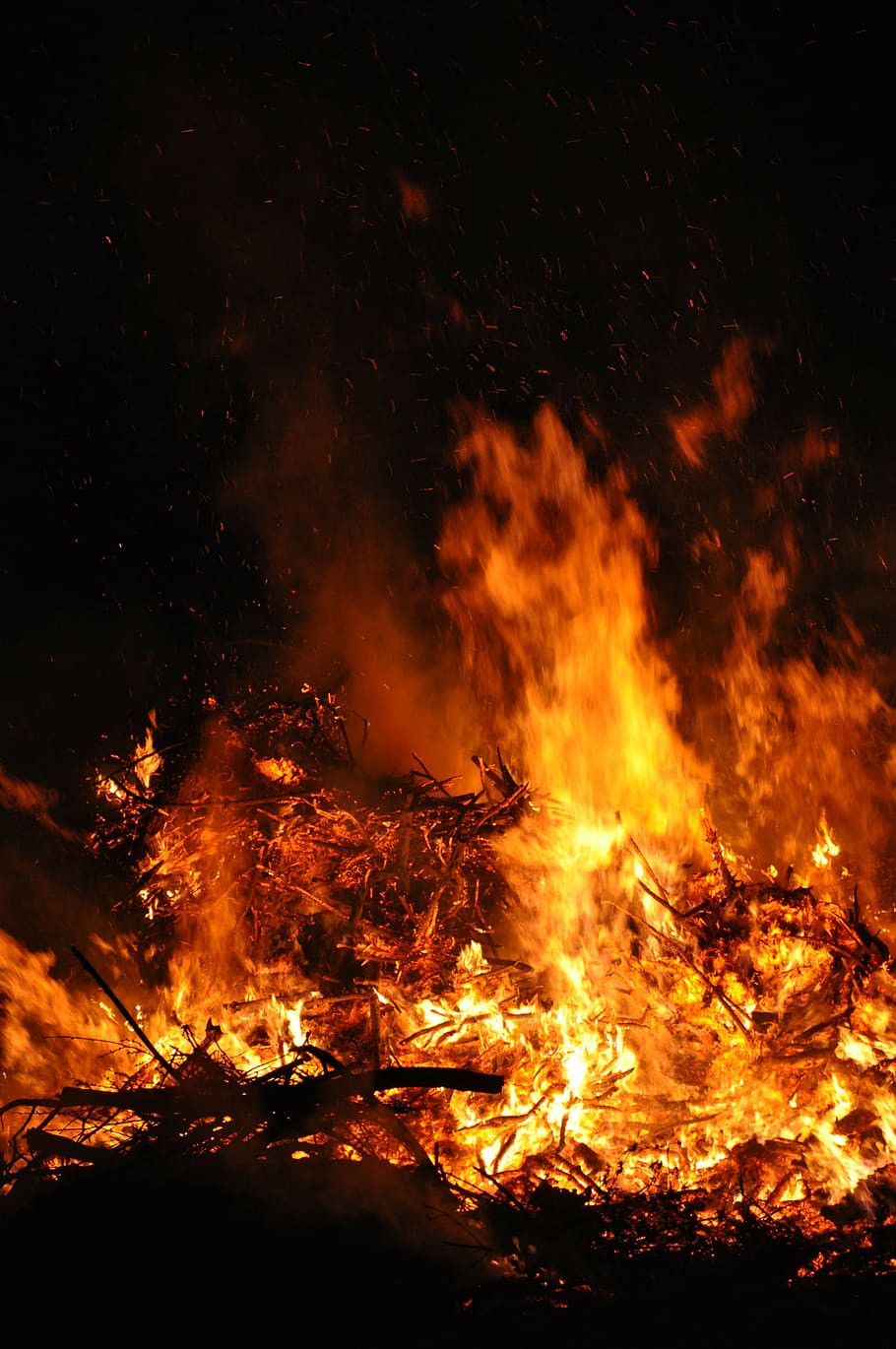 fuego de pascua, noche, llama, fuego, ardor, fuego - fenómeno natural, calor - temperatura, hoguera, movimiento, color naranja
