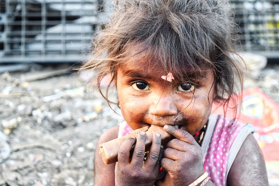 niña, vistiendo, rosa, lunares, camisa, comiendo, chocolate, barrios marginales, india, pobre