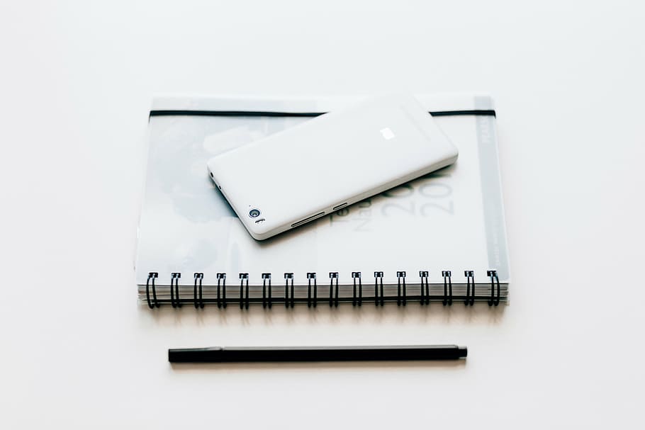 blanco, teléfono inteligente Android, parte superior, libro, al lado, bolígrafo, negro, cuaderno, móvil, blanco y negro