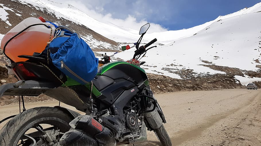 dominar, bajaj, leh ladakh, fascinante, montañas, roadtrip, ciclismo, ciclistas, montar a caballo, jinetes