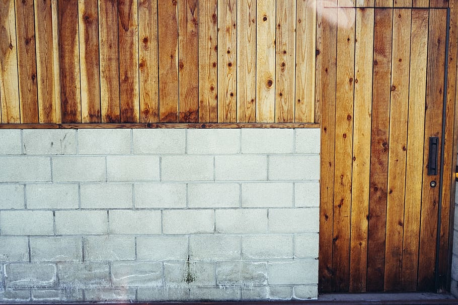 marrom, parede de tábua de parquet, de madeira, porta, ao lado, branco, teto, concreto, blocos de concreto, painéis de madeira