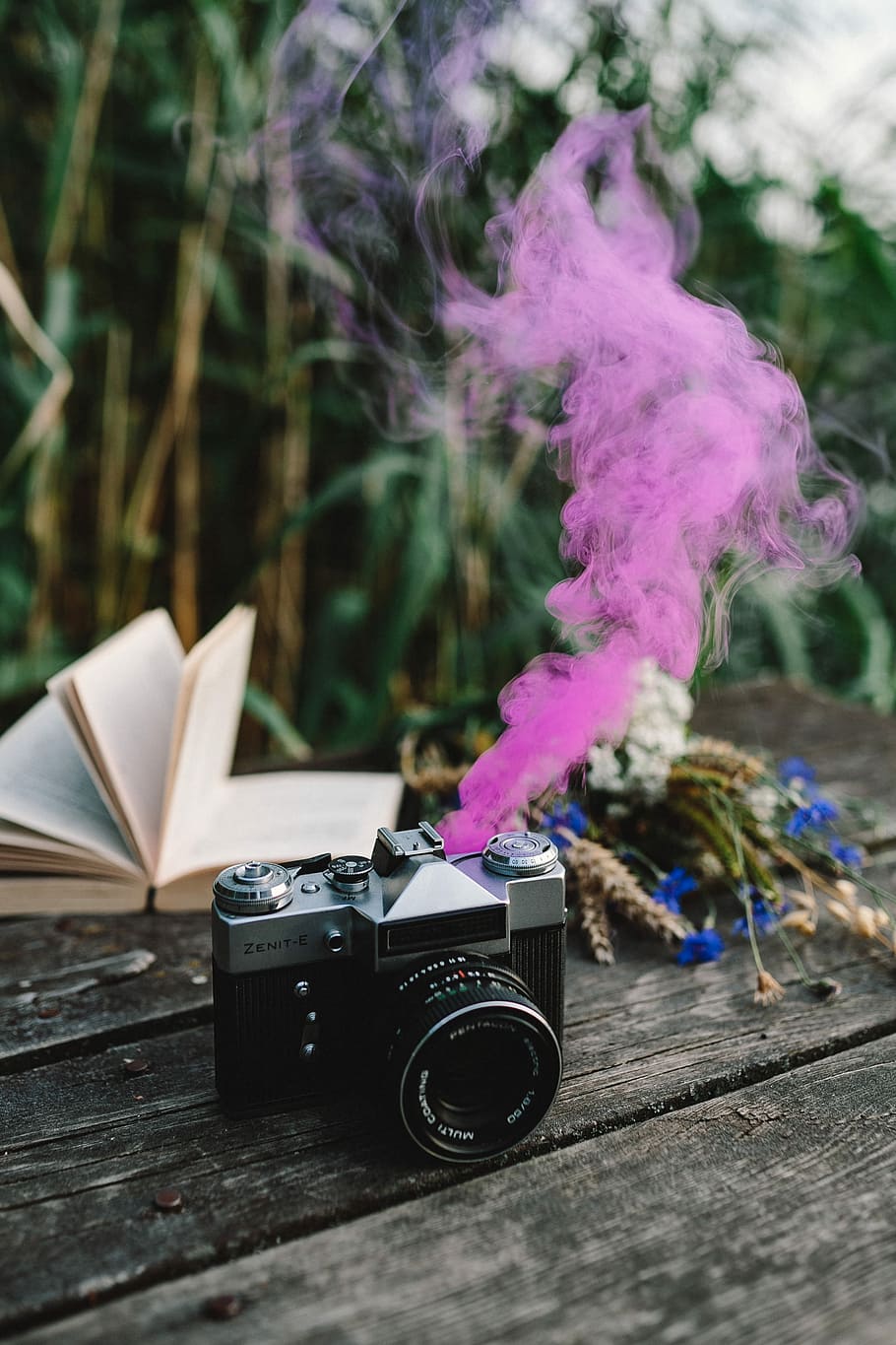 bomba de humo, libro, vintage, cámara, colorido, escritorio de madera, muelle de madera, diversión, humo colorido, al aire libre