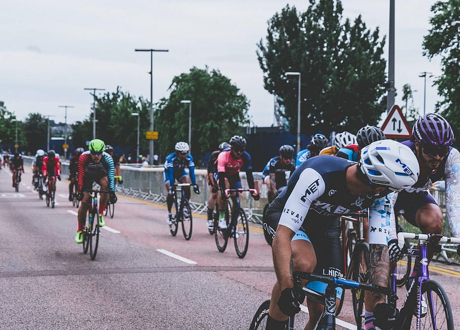 grupo, personas, equitación, bicicletas de carretera de colores variados, uso, carretera, bicicletas, ciclismo, ciclistas, hombres