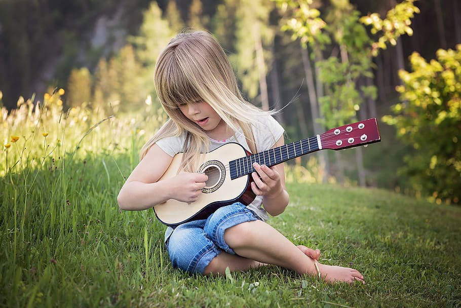 gadis, bermain, krem, gitar, orang, manusia, anak, berambut pirang, musik, bermain gitar