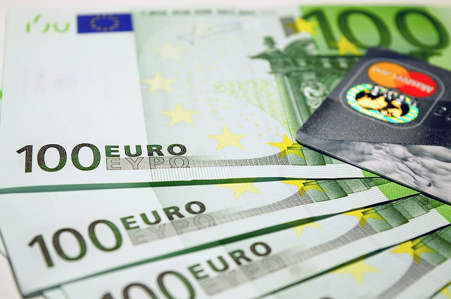 empat, 100 euro uang kertas, kartu mastercard, euro, uang, uang tunai, keuangan, ekonomi, laba, bisnis