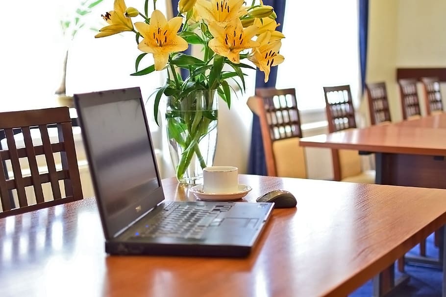 negro, computadora portátil, de madera, mesa, convertido, sala de conferencias, cuaderno, sala de reuniones, reunión, flores frescas