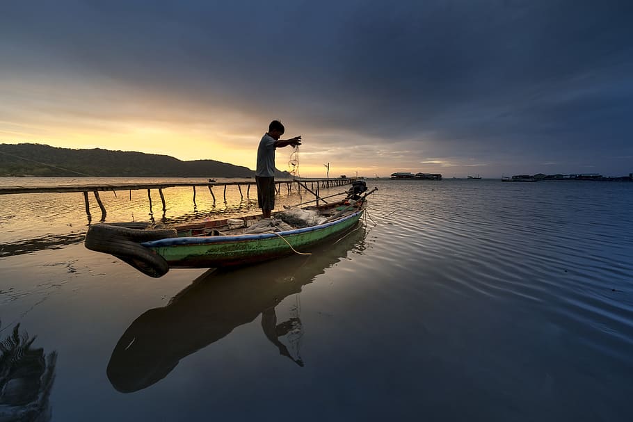 man, standing, canoe, holding, fish, net, island, vietnam, fishing, the fishermen