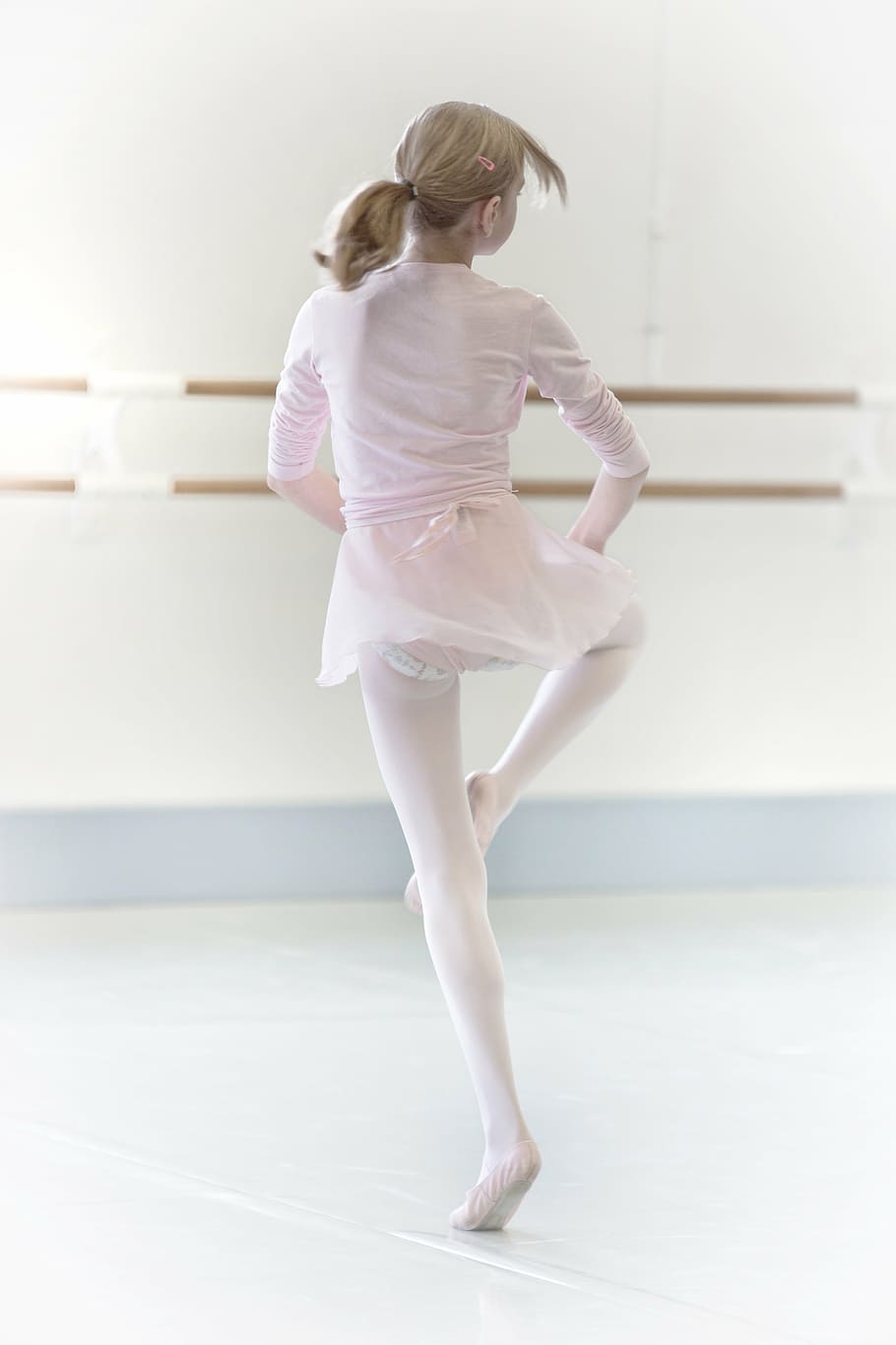 garota, praticando, atividades de bailarina, dança, dançarina, chave alta, balé, bailarina, comprimento total, habilidade