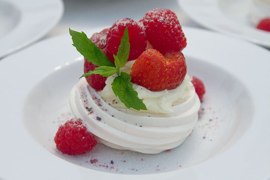 vanilla, strawberry, raspberry, toppings, round, white, ceramic, plate, meringues, cream