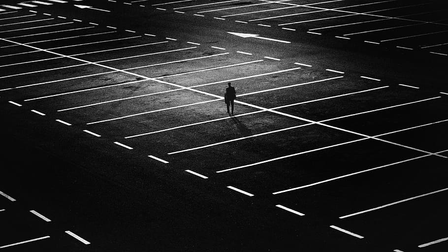 persona, en pie, estacionamiento, ciudad, gente, calle, noche, luces, hombre, oscuro