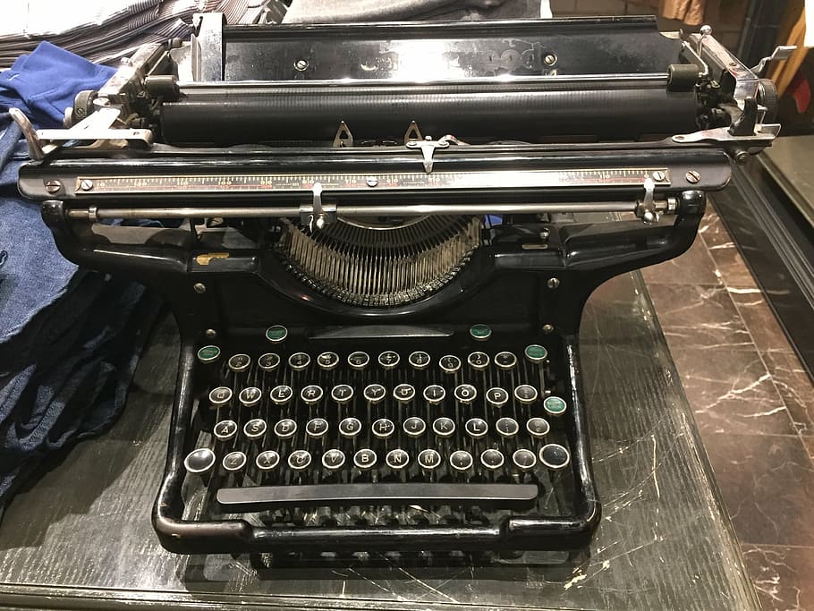 error tipográfico, máquina de escribir, tipografía, estilo retro, tecnología, vista de ángulo alto, antiguo, maquinaria, primer plano, en el interior