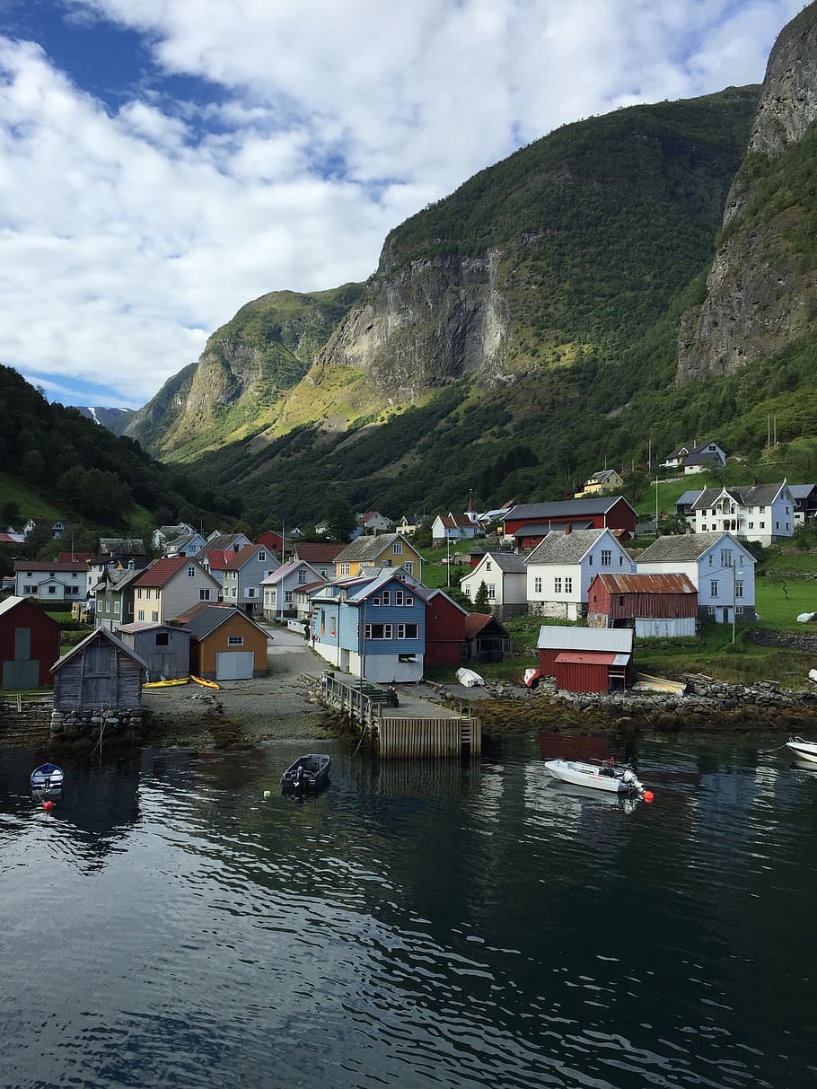 피 요 르 드, 간단히 말해서 노르웨이 여행, 해안에 주택, 반사, 산, 건축물, 물, 건물 외관, 건축 된 구조, 건물