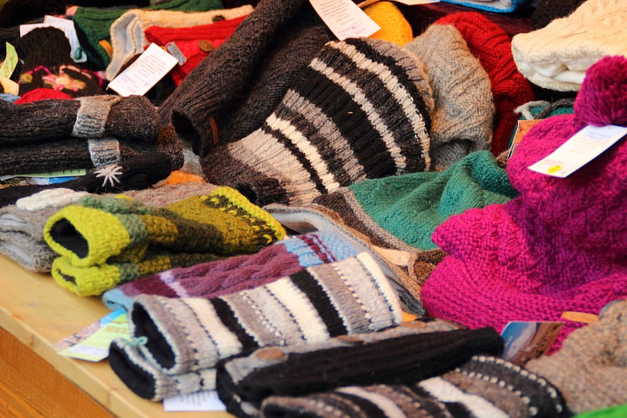 lote de ropa de colores y diseño variados, marrón, superficie, lana, gorro, guantes, calor, frío, cálido, ropa
