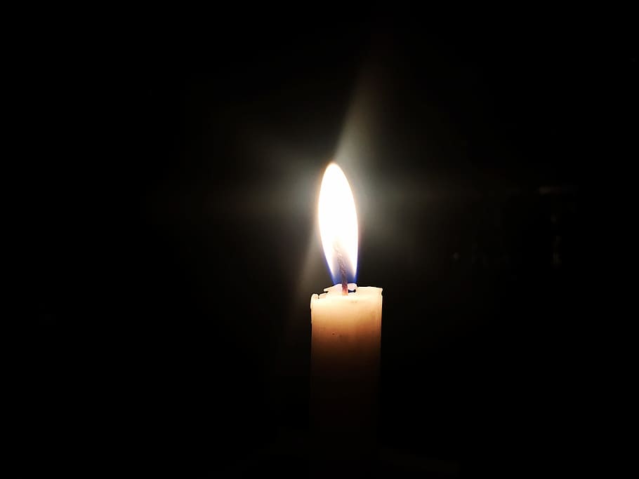 Encender Una Vela Con Un Encendedor. Candelabro Ardiente En La Oscuridad  Foto de archivo - Imagen de quemadura, esperanza: 238391100