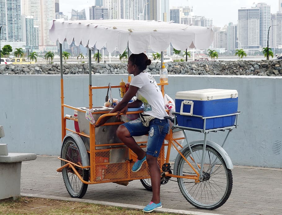 Woaman, carrito de comida, Panamá, vendedora, hielo, triciclo, ciclista, personas reales, una persona, arquitectura