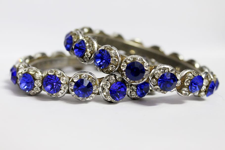 dua cincin berwarna perak, gelang, gelang biru, antik, wanita, perhiasan, kemewahan, kekayaan, batu permata, latar belakang putih